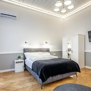 Luxurious At Center Apartment Budapest